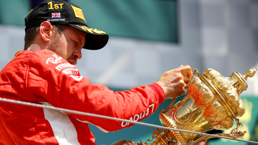 Sebastian Vettel küsste seinen Pokal, auch wenn sein Name auf dem Sockel fehlte Sebastian Vettel küsste seinen Pokal, auch wenn sein Name auf dem Sockel fehlte