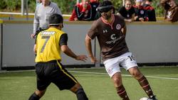Besondere Ehre für Serdal Celebi (r.) vom FC St. Pauli