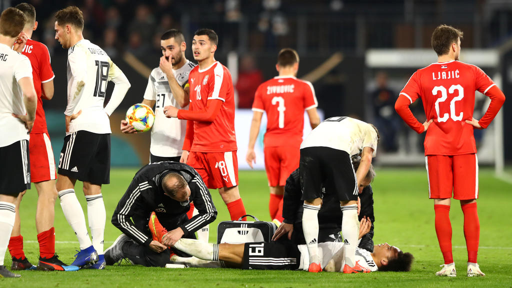 Leroy Sané hat sich im Spiel gegen Serbien nur leicht verletzt Leroy Sané hat sich im Spiel gegen Serbien nur leicht verletzt