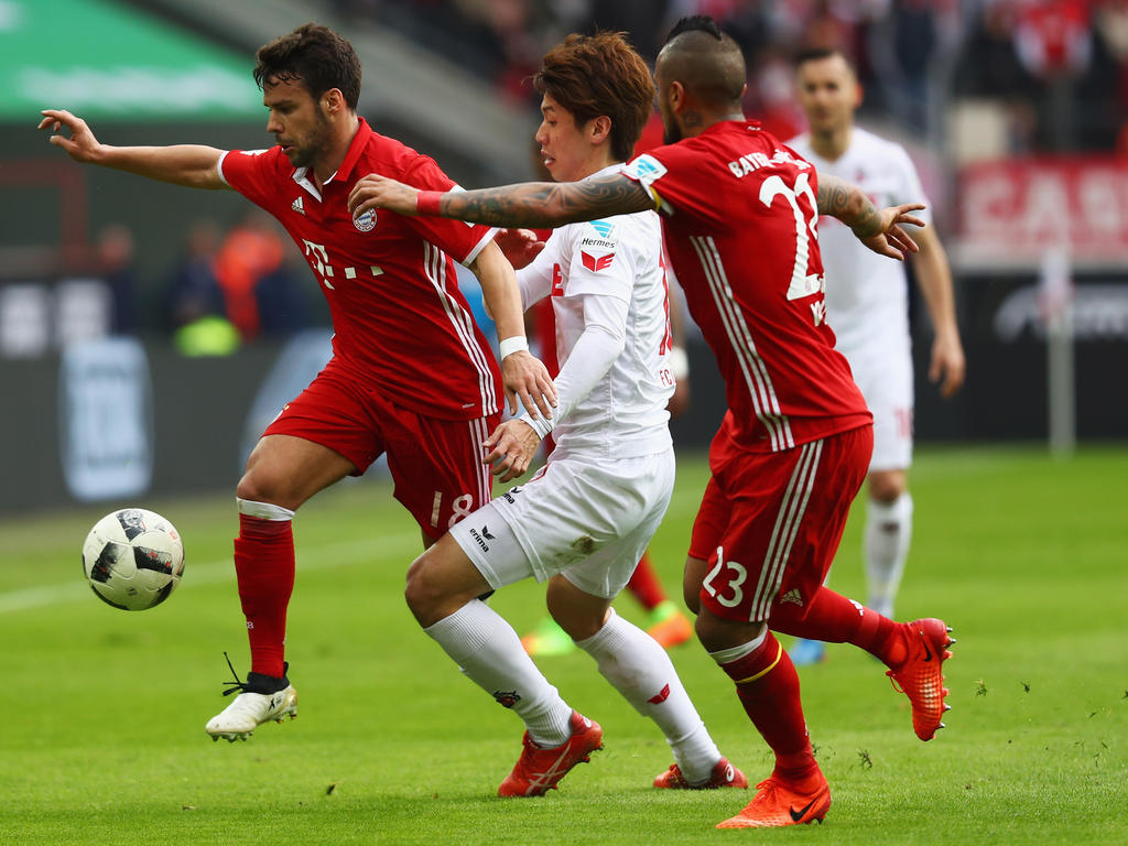 Bayerns Juan Bernat behauptet den Ball im Zweikampf mit Kölns Yuya Osako