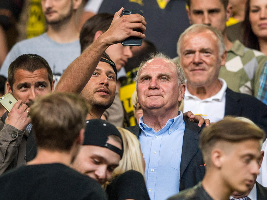 Nicht alle Zuschauer waren in Dortmund so nett zu Uli Hoeneß wie dieser Selfie-Fan