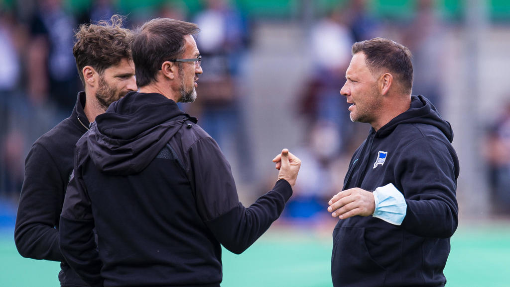 Fredi Bobic (M.) im Gespräch mit Sportdirektor Arne Friedrich (l.) und Trainer Pál Dárdai r.) Fredi Bobic (M.) im Gespräch mit Sportdirektor Arne Friedrich (l.) und Trainer Pál Dárdai r.)