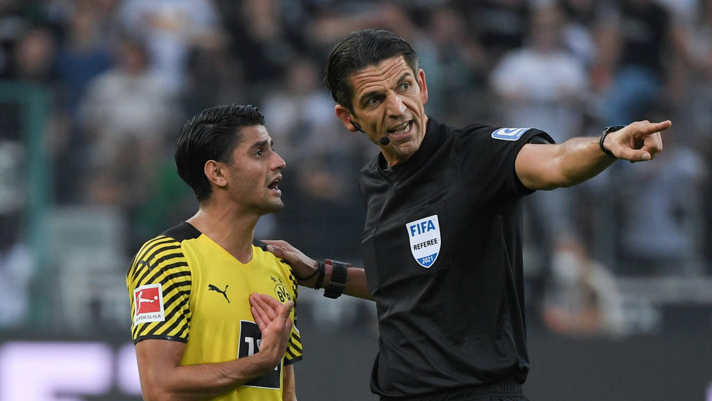 Mo Dahoud vom BVB (l.) im Austausch mit Schiedsrichter Deniz Aytekin Mo Dahoud vom BVB (l.) im Austausch mit Schiedsrichter Deniz Aytekin