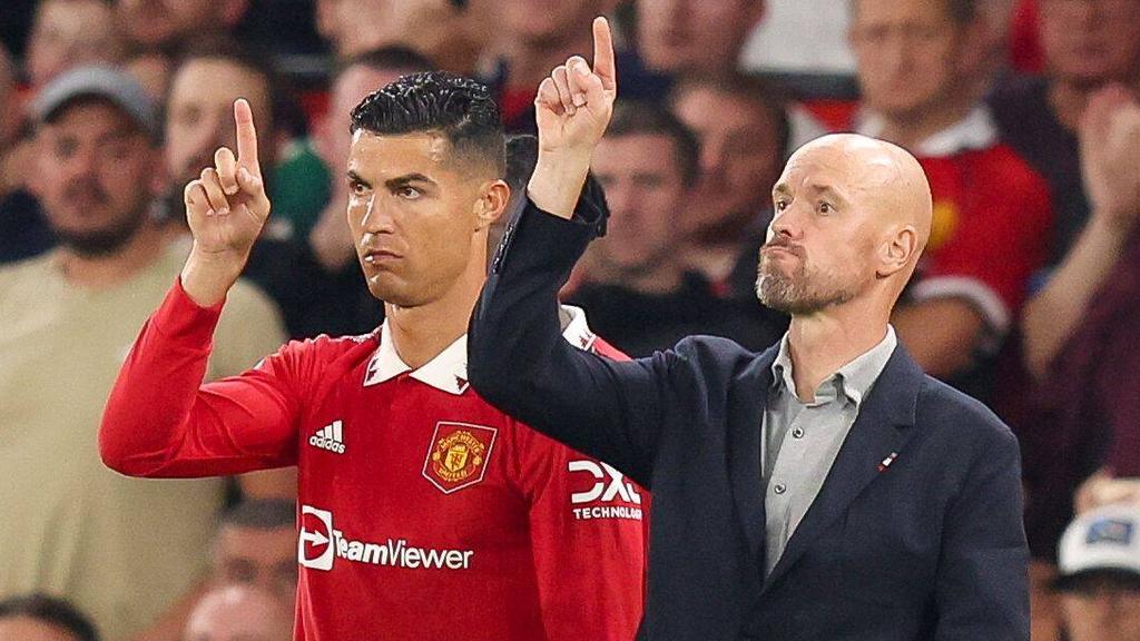 Erik ten Hag (r.) trainiert Cristiano Ronaldo bei Manchester United