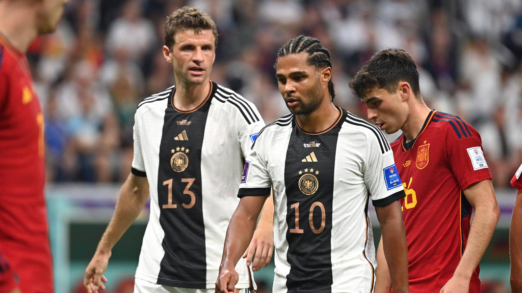 Zwei von 16 Vertretern des FC Bayern bei der WM: Thomas Müller und Serge Gnabry Zwei von 16 Vertretern des FC Bayern bei der WM: Thomas Müller und Serge Gnabry