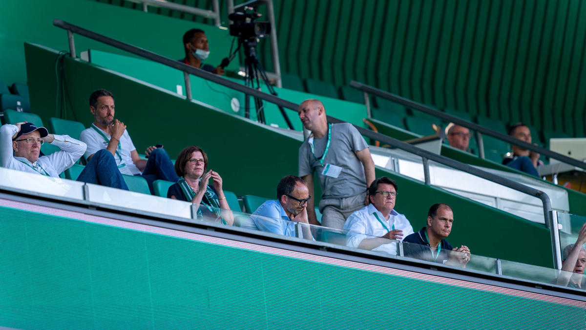 Bremens Geschäftsführer Klaus Filbry (r.) hat in dieser Spielzeit gelitten Bremens Geschäftsführer Klaus Filbry (r.) hat in dieser Spielzeit gelitten