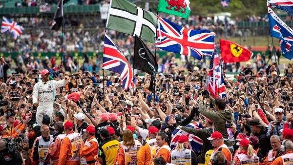 Hamilton nimmt ein Bad in der Menge: Solche Bilder wird es 2020 nicht geben Hamilton nimmt ein Bad in der Menge: Solche Bilder wird es 2020 nicht geben