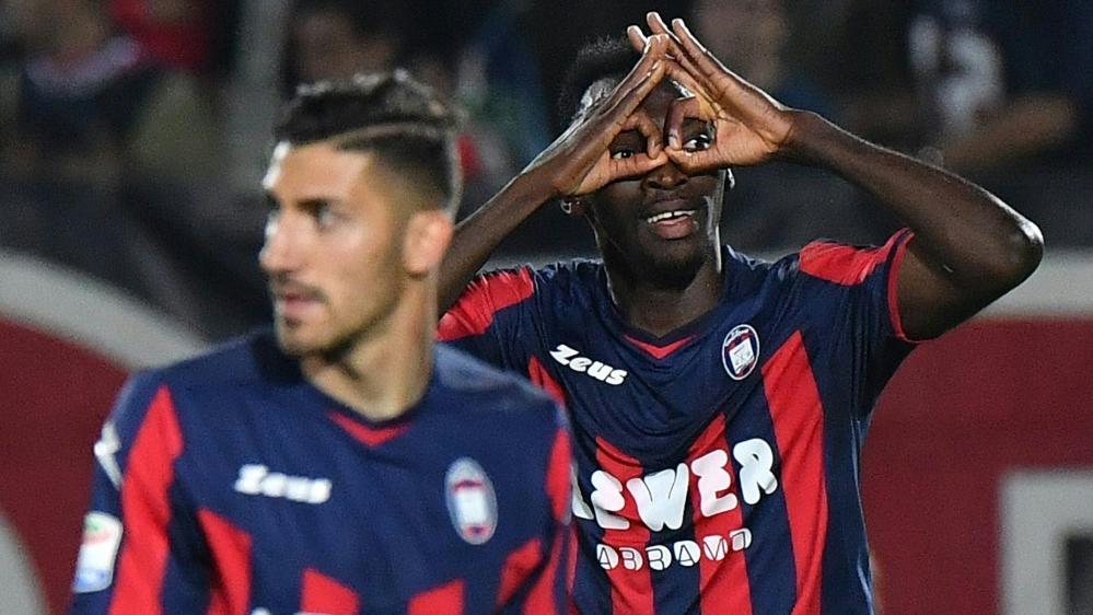 Crotone-Angreifer Simy (r.) kann den Aufstieg bejubeln Crotone-Angreifer Simy (r.) kann den Aufstieg bejubeln