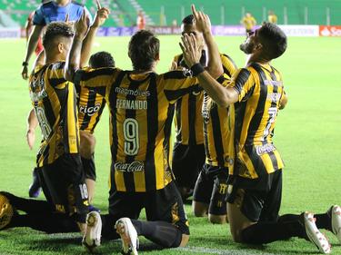 Los jugadores de Guaraní celebran la victoria.