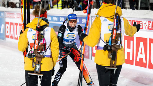 Franziska Preuß freut sich über Gelbes Trikot im Biathlon-Weltcup