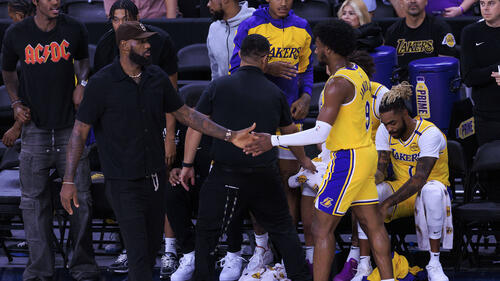 LeBron (l.) und Bronny James standen erstmals gemeinsam auf dem NFL-Court