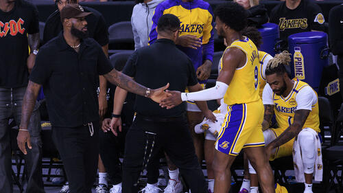 LeBron James (l.) und Bronny (r.) spielen zusammen bei den Los Angeles Lakers