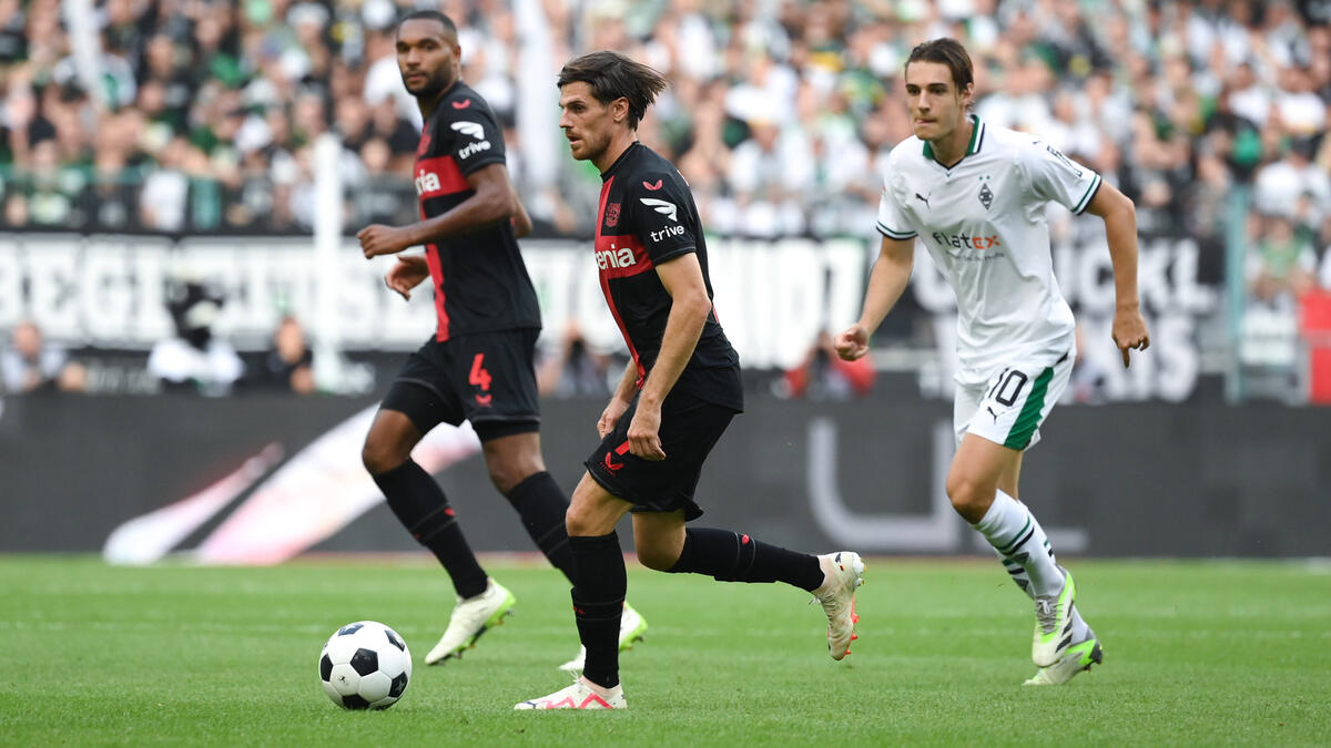 Jonas Hofmann (M.) chuyển từ Gladbach sang Leverkusen hè 2023 và lập tức lập cú đúp