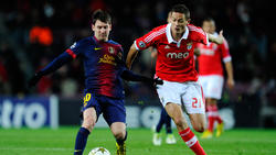 Nemanja Matić in duel met Lionel Messi. (05-12-2012)