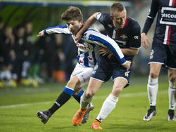 Arber Zeneli (l.) en Dico Koppers (r.) hebben elkaar vast tijdens het competitieduel sc Heerenveen - Willem II. (23-01-2016)