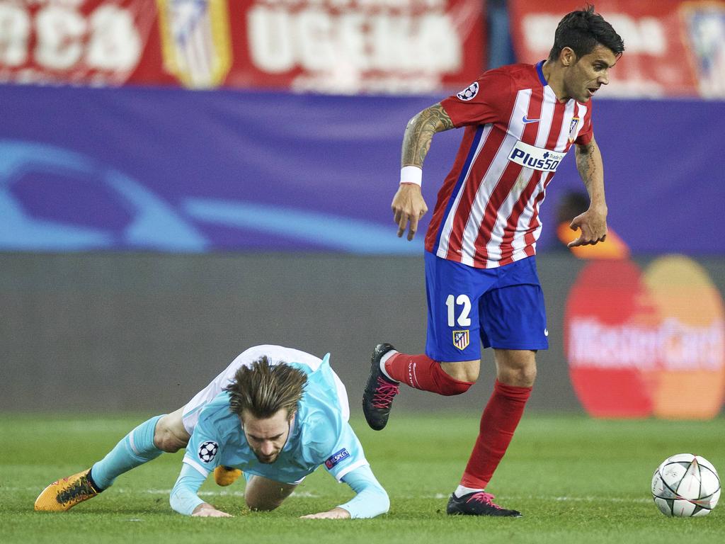 Augusto Fernández en un duelo frente al PSV de la presente Champions. (Foto: Imago)