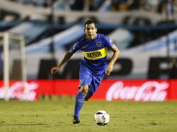 Carlos Tévez heeft balbezit tijdens het competitieduel Racing Club - Boca Juniors (28-02-2016).