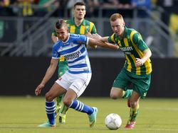 Jesper Drost (PEC Zwolle) in duel met ADO-aanvaller Mike van Duinen. Danny Holla kijkt toe op de achtergrond: 1-1. (30-3-2014)