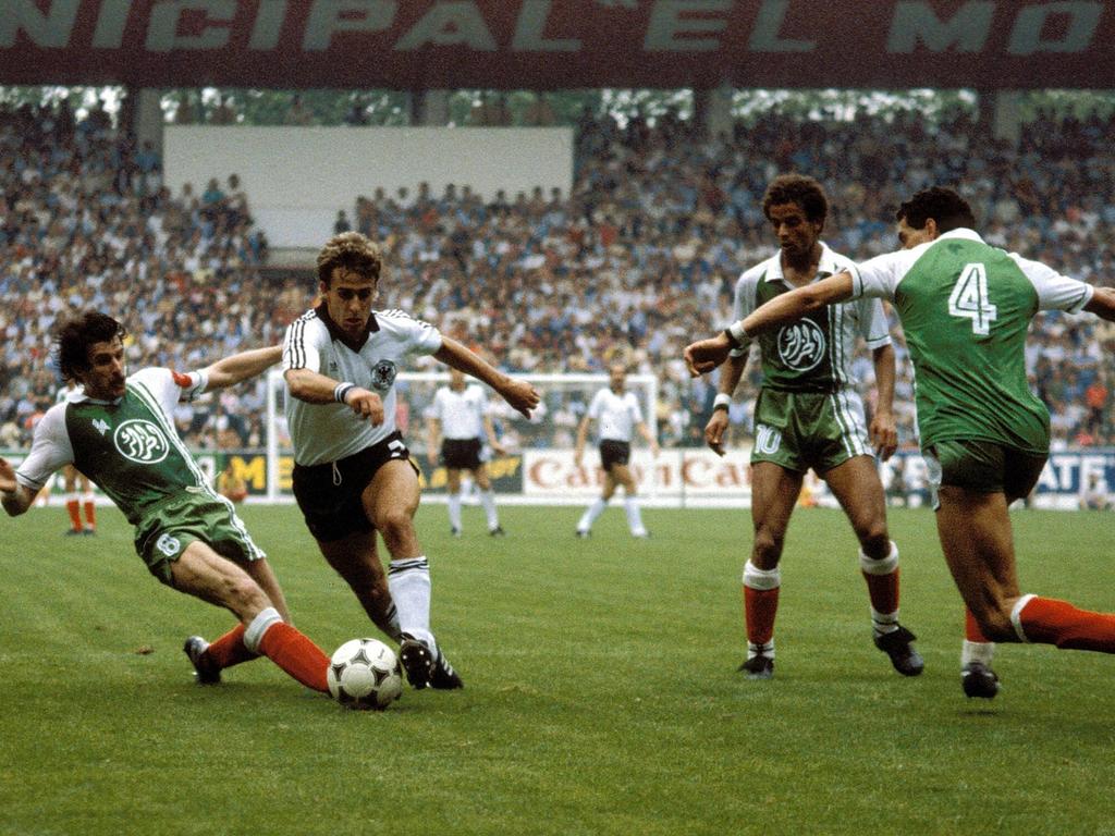 Littbarski wird 1982 gleich von drei algerischen Spielern attackiert