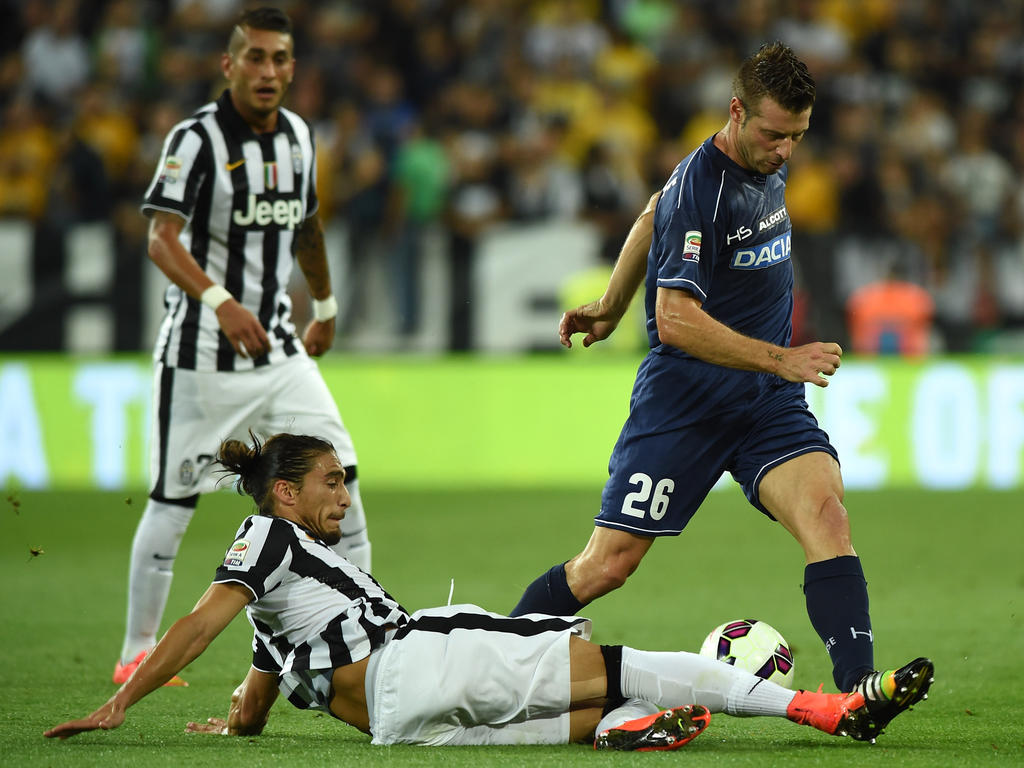 Cáceres va al suelo en una disputa ante el Udinese. (Foto: Getty)