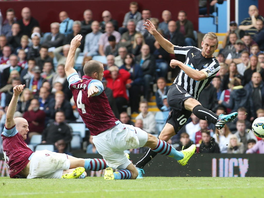 Philippe Senderos (l.) en Ron Vlaar (m.) komen te laat om het schot van Siem de Jong (r.) te blokken tijdens het competitieduel Aston Villa - Newcastle United. (23-08-2014) Philippe Senderos (l.) en Ron Vlaar (m.) komen te laat om het schot van Siem de Jong (r.) te blokken tijdens het competitieduel Aston Villa - Newcastle United. (23-08-2014)