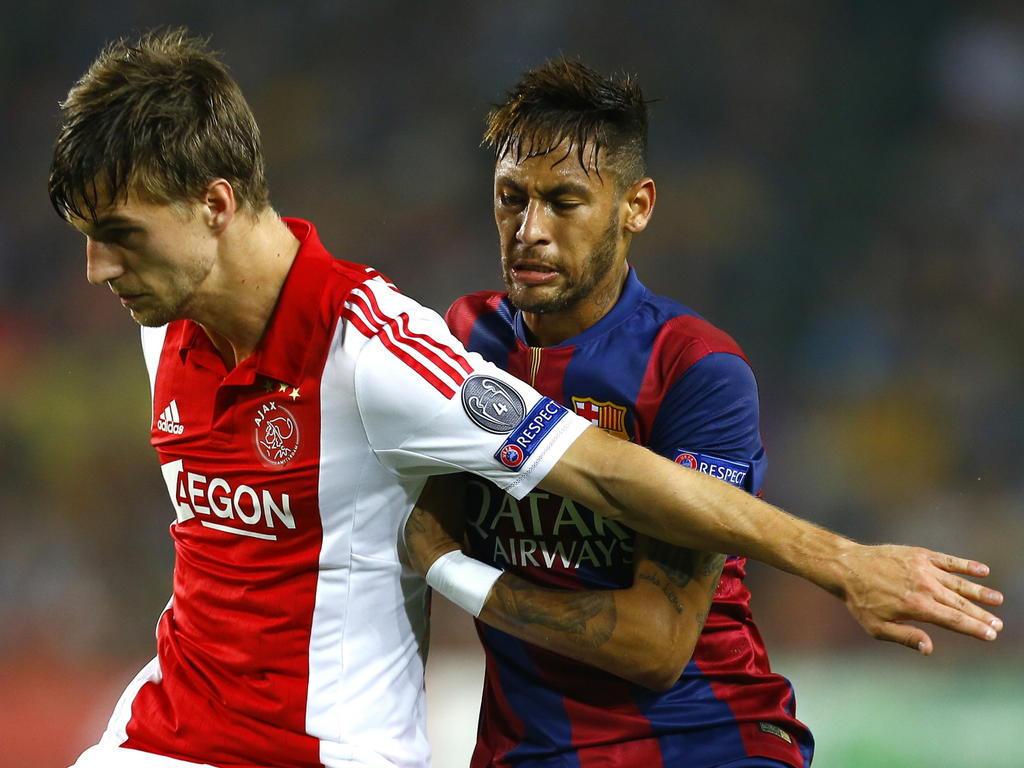 Joël Veltman (l.) voorkomt dat Neymar aan de bal komt door zijn lichaam ervoor te gooien. (21-10-2014)