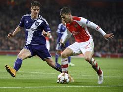 Dennis Praet (l.) in duel met Aaron Ramsey (r.) tijdens Arsenal-Anderlecht in de Champions League. (04-11-14)