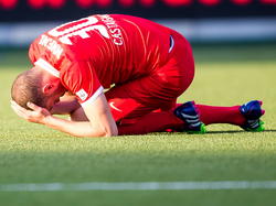 Luc Castaignos blijft tijdens het duel van FC Twente met FC Dordrecht op de grond liggen nadat hij in zijn oog is geraakt door een tegenstander. (09-11-2014). 