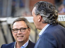 FC Dordrecht-trainer Jan Everse (l.) in gesprek met NAC Breda-trainer Robert Maaskant (r.). (11-04-2015)