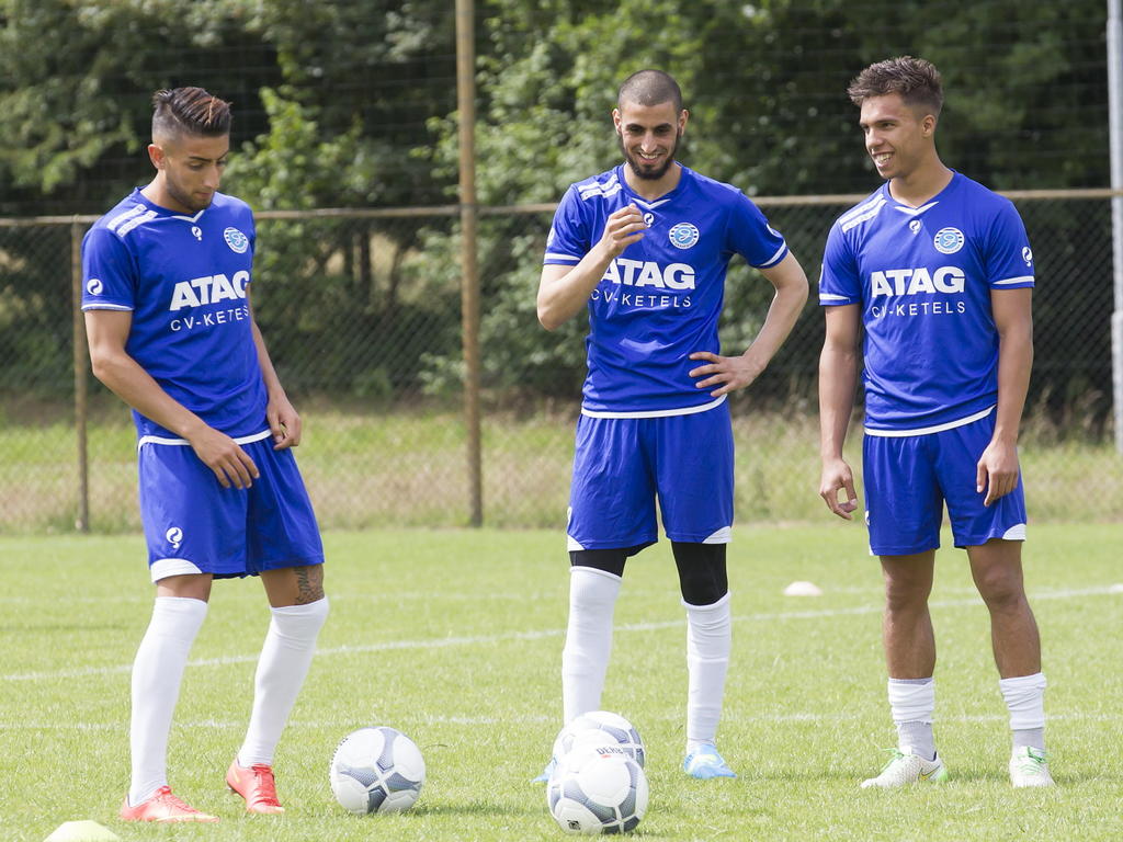 Caner Çavlan (l.), Youssef el Jebli (m.) en Karim Tarfi (r.) kunnen lachen tijdens de eerste training van De Graafschap. (28-06-2015)