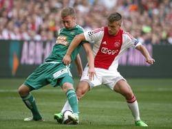 Robert Beric (l.) van Rapid Wien in duel met Ajax-verdediger Joël Veltman. (04-08-2015)