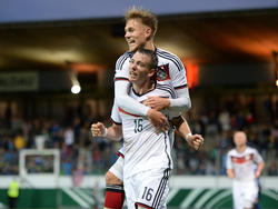 Max Besuschkow (16) und Leandro Putaro feiern einen Treffer im Dress der deutschen U19