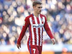 Antoine Griezmann kijkt om zich heen tijdens het competitieduel Espanyol - Atlético Madrid (09-04-2016).