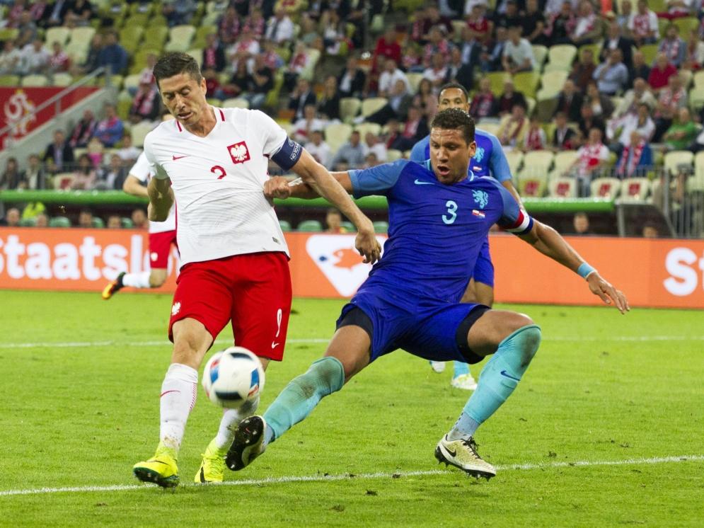 Jeffrey Bruma (r.) blokt een poging van Robert Lewandowski (l.) tijdens het oefenduel Polen - Nederland (01-06-2016).