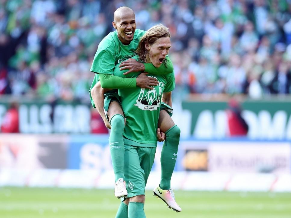 Werder Bremen verzekert zich op de laatste speeldag van de Bundesliga van handhaving op het hoogste niveau. Theodor Gebre Selassie (l.) viert dit feestje met Jannik Vestergaard. (14-05-2016)