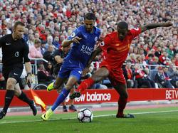 Georginio Wijnaldum (r.) vecht een duel uit met Riyad Mahrez (l.) tijdens het competitieduel Liverpool - Leicester City (10-09-2016).