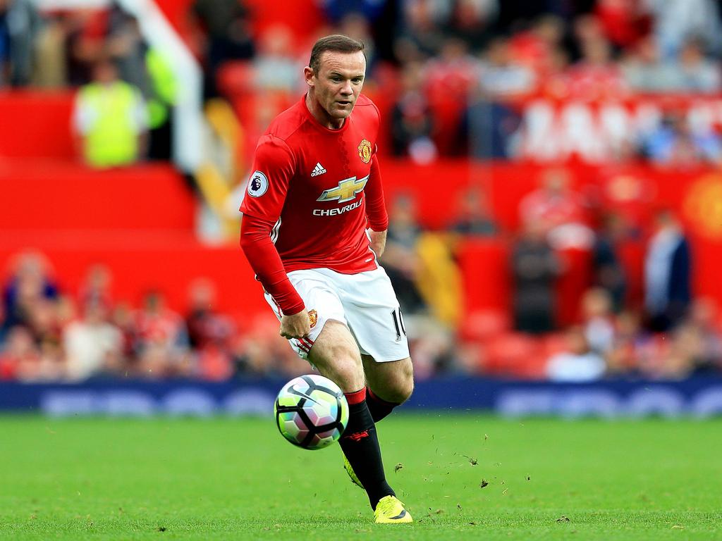 Wayne Rooney heeft de bal tijdens het competitieduel Manchester United - Leicester City (24-09-2016).