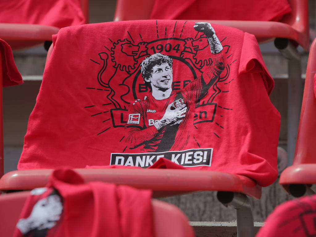 Leverkusens Stefan Kießling wird nach 12 Jahren im Bayer-Dress vor der Partie verabschiedet