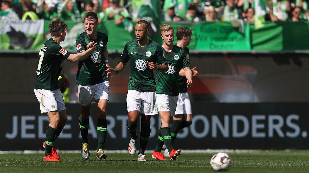 Der VfL Wolfsburg jubelt über den Sieg gegen den FC Augsburg