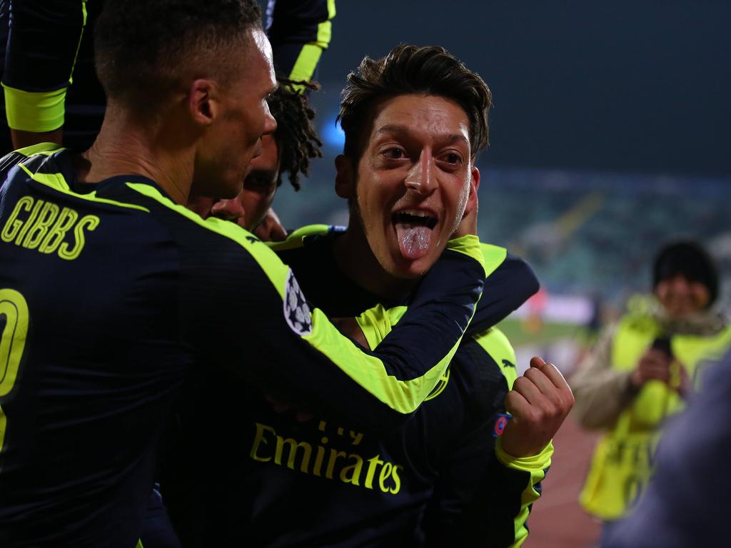 Met een prachtig doelpunt zorgt Mesut Özil (r.) ervoor dat Arsenal met 2-3 wint bij Ludogorets Razgrad. (01-11-2016)