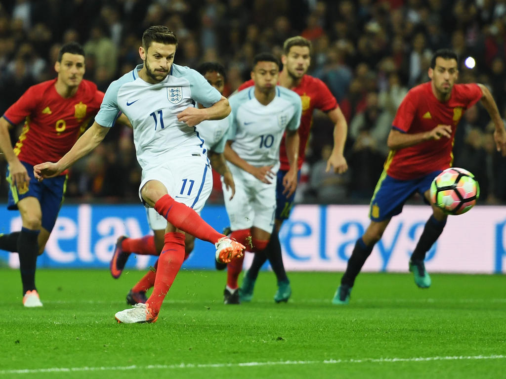 Inglaterra estrenó el marcador con el gol de penalti de Lallana. (Foto: Getty)