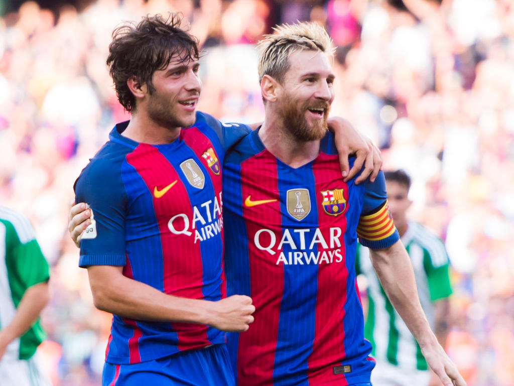 Für Sergi Roberto (li.) ist klar, dass Lionel Messi der beste Fußballer der Welt ist