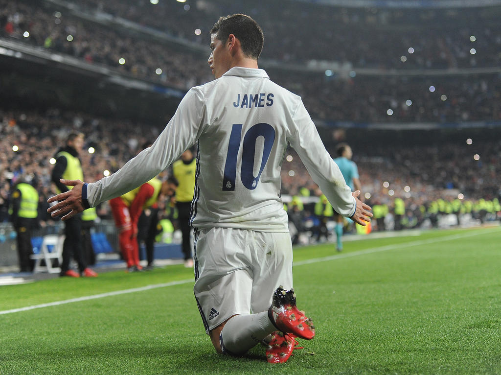 James celebra uno de sus tantos ante el Sevilla anoche en el Bernabéu. (Foto: Getty)