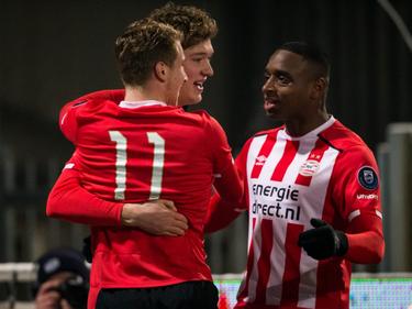 Sam Lammers (m.) zet Jong PSV op een 2-3 voorsprong tegen FC Dordrecht. (10-02-2017)