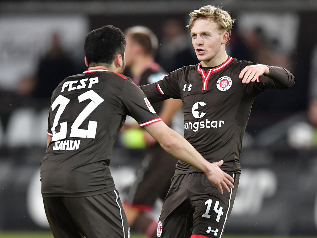 Der FC St. Pauli feiert gegen den Karlsruher SC einen Kantersieg