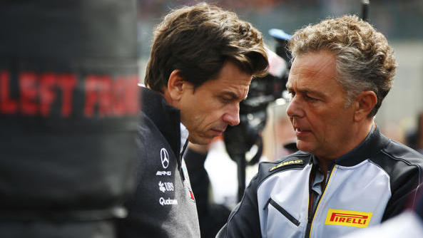 Im Gespräch: Toto Wolff und Pirelli-Manager Mario Isola Im Gespräch: Toto Wolff und Pirelli-Manager Mario Isola
