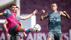 Verlassen Thomas Müller (l.) und Thiago den FC Bayern?