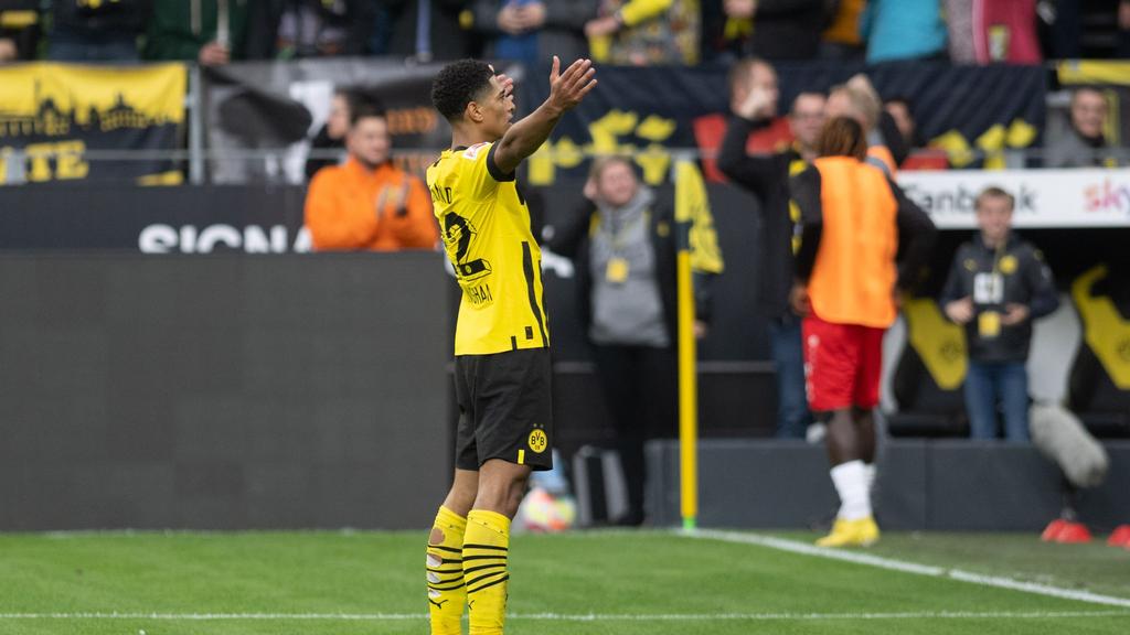 Jude Bellingham lässt sich von den BVB-Fans feiern