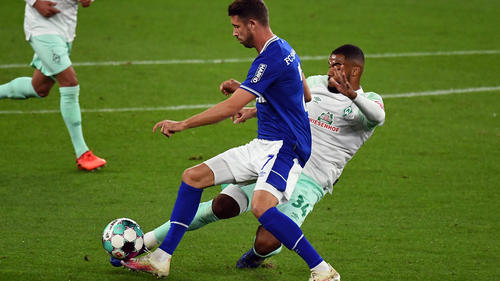 Jean Manuel Mbom im Zweikampf mit Mark Uth