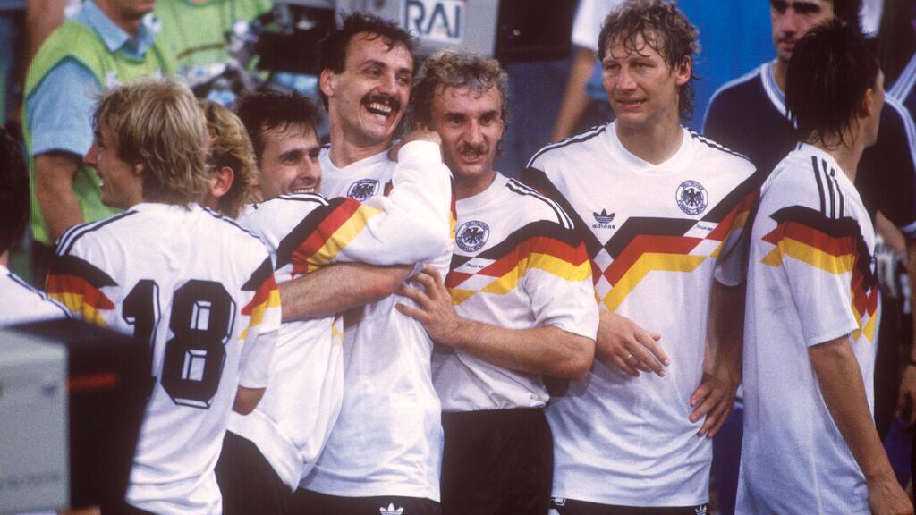 Ein Bild aus alten Zeiten: Kohler jubelt mit dem heutigen DFB-Sportdirektor Völler über den WM-Triumph